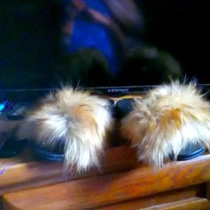 Fur slides I bought them off Amazon and they can't fit me. Black rubber bottom.